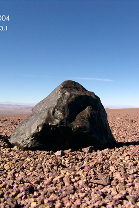 Meteorito Paposo 004 in-situ. Con este meteorito se espera redefinir la edad de nuestro Sistema Solar.