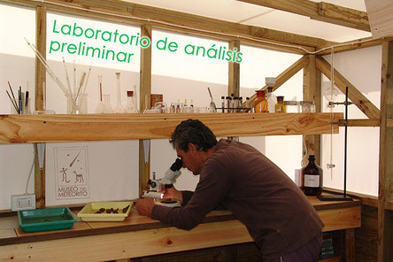 Laboratorio de análisis preliminar. Estudiando los meteoritos encontrados luego de una campaña de búsqueda en el desierto de Atacama.