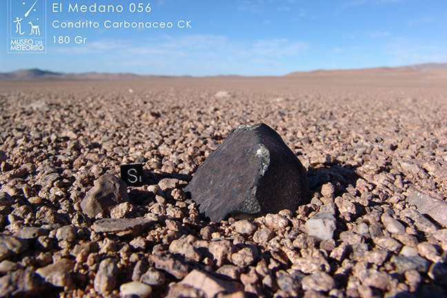 El Medano 056 Condrito Carbónaceo. Este fue el primer Condrito Carbónaceo que encontramos, en el sector denominado El Medano, cercano al observatorio astronómico de Paranal, Hoy contamos 5 hallazgos de diferentes caídas pertenecientes a este grupo tan valioso de meteoritos.