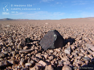 El Medano 056 Condrito Carbónaceo. Este fue el primer Condrito Carbónaceo que encontramos, en el sector denominado El Medano, cercano al observatorio astronómico de Paranal, Hoy contamos 5 hallazgos de diferentes caídas pertenecientes a este grupo tan valioso de meteoritos.