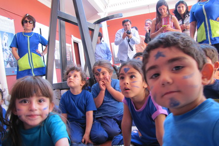 Niños en el patio del museo