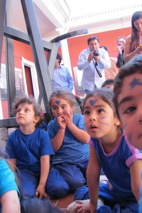 Niños en el patio del museo