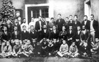 Primer grupo de estudiantes egresados en 1893, junto al Profesor Jorge Enrique Schneider y los primeros alumnos del Liceo de Aplicación