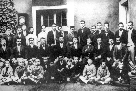 Primer grupo de estudiantes egresados en 1893, junto al Profesor Jorge Enrique Schneider y los primeros alumnos del Liceo de Aplicación