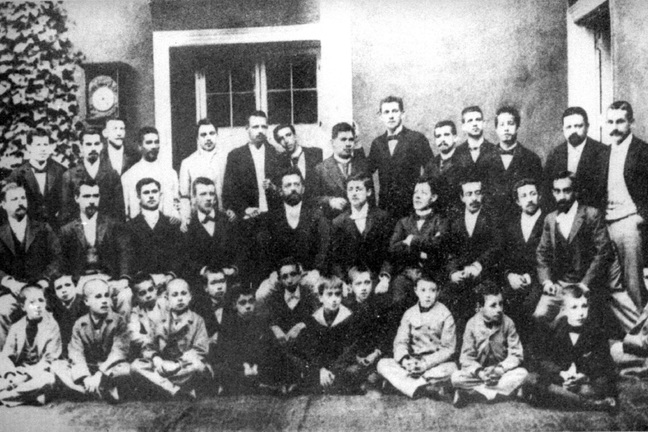 Primer grupo de estudiantes egresados en 1893, junto al Profesor Jorge Enrique Schneider y los primeros alumnos del Liceo de Aplicación