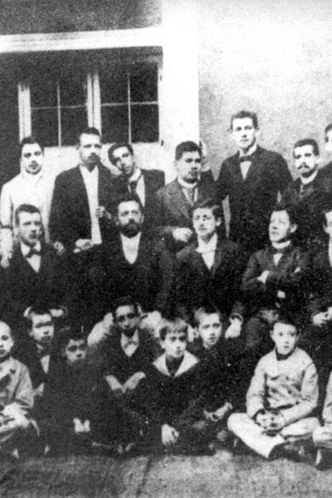 Primer grupo de estudiantes egresados en 1893, junto al Profesor Jorge Enrique Schneider y los primeros alumnos del Liceo de Aplicación