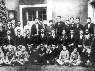 Primer grupo de estudiantes egresados en 1893, junto al Profesor Jorge Enrique Schneider y los primeros alumnos del Liceo de Aplicación