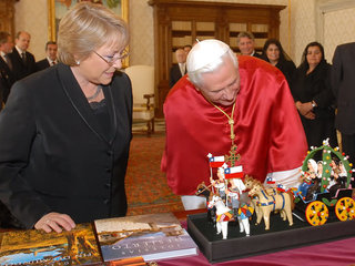 Un "Cuasimodo" en Loza Policromada recibió el Papa Juan Pablo II durante su visita a Chile, y en el 2007 la Presidenta Michelle Bachelet llevó una estatuilla similar al Romano Pontífice, Benedicto XVI