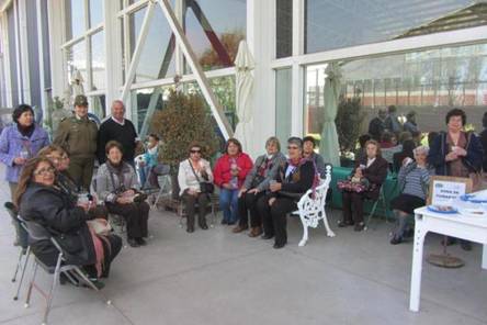 Adultos mayores en la terraza