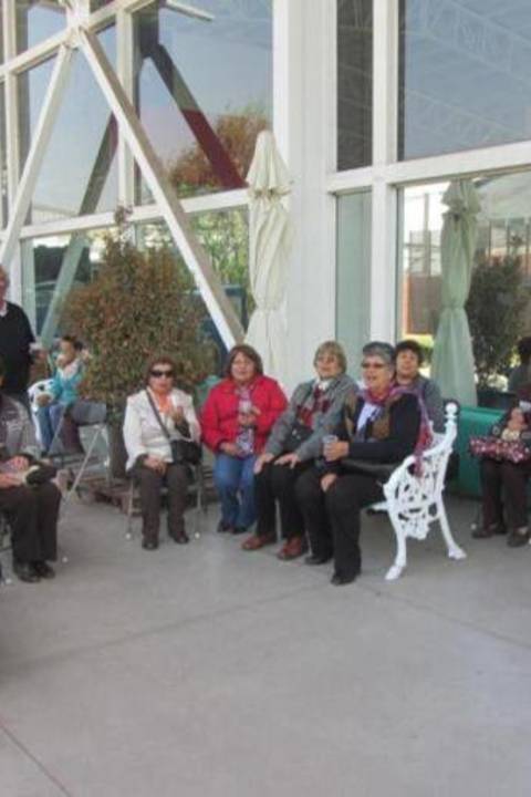 Adultos mayores en la terraza